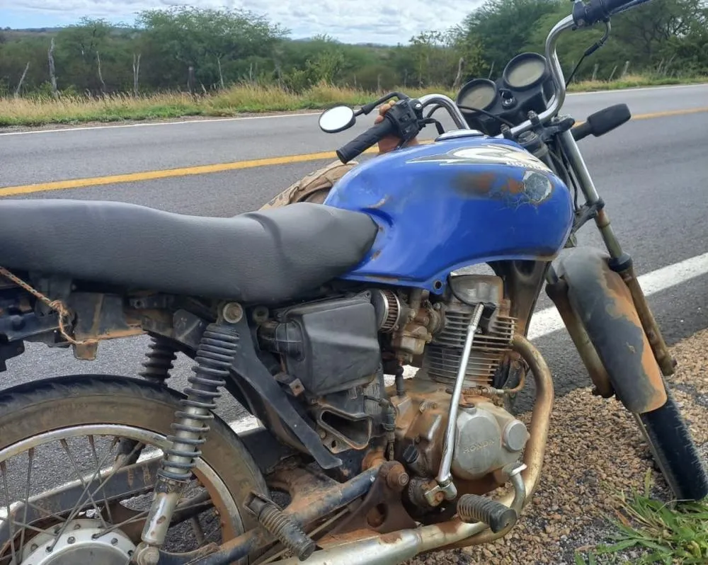 Polícia Rodoviária Estadual apreende moto com restrição de roubo na BR-030 em Brumado