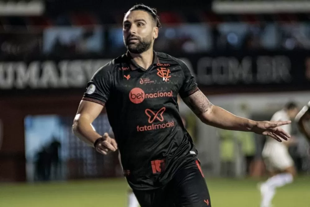 Vitória ganha mais três pontos dentro do santuário e encosta na liderança