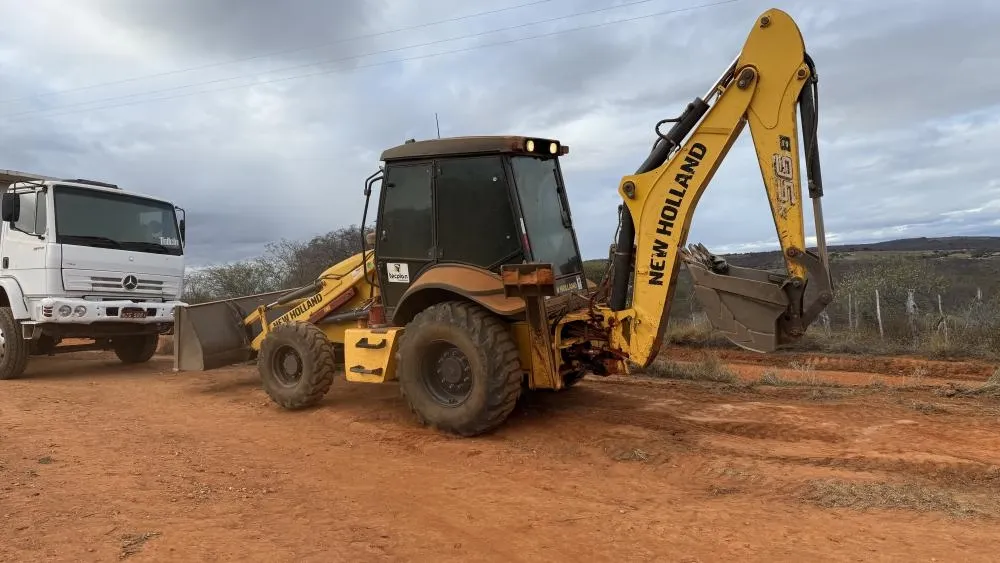 Prefeitura de Brumado já recuperou 500 km de estradas vicinais e mantém seis frentes de trabalho em ritmo acelerado