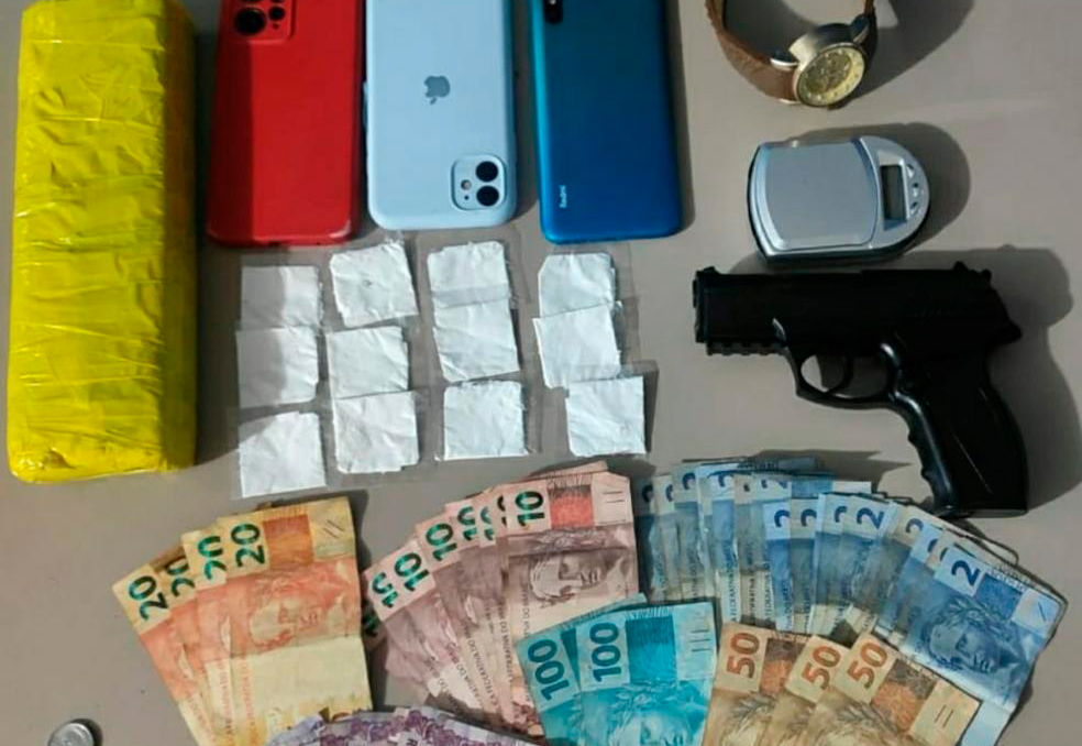 Macaúbas: Suspeito é detido com drogas e arma falsa