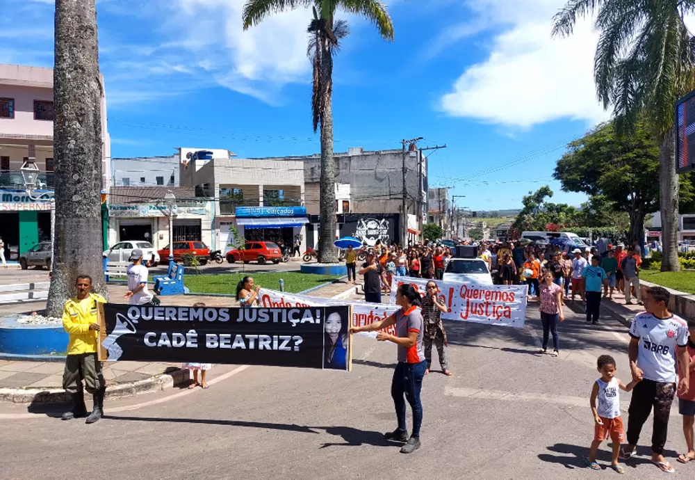 Protesto pelas ruas de Barra da Estiva aclama por justiça sobre o desaparecimento de Beatriz