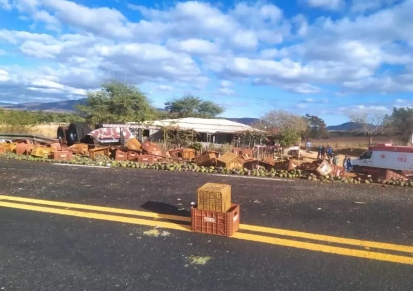 Motorista morre preso às ferragens após grave acidente na BR-122 em Urandi