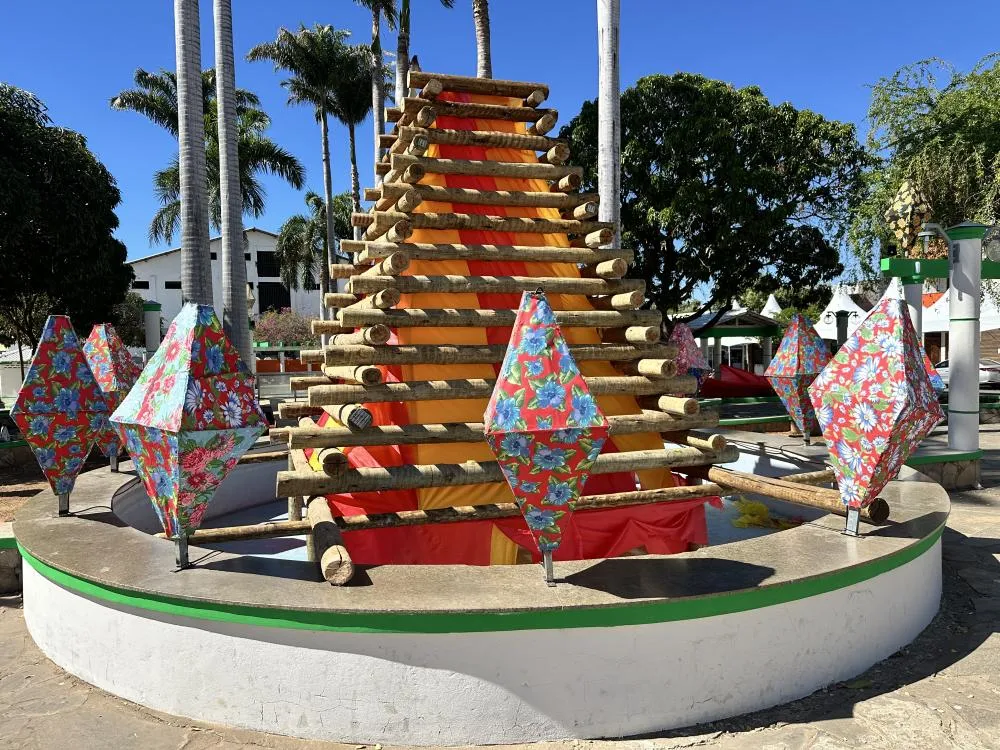 Estrutura com mega palcos ganha forma para aniversário de Brumado