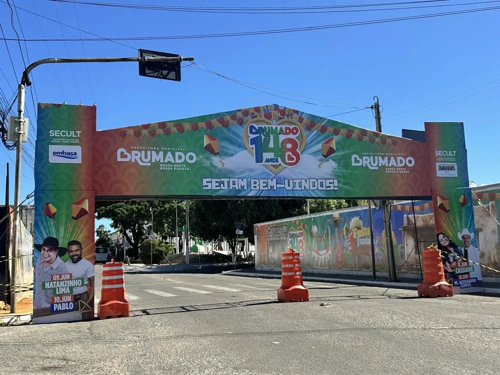 Estrutura com mega palcos ganha forma para aniversário de Brumado