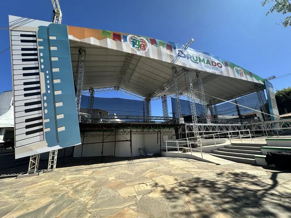 Estrutura com mega palcos ganha forma para aniversário de Brumado