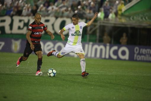 Vitória sai na frente, mas acaba perdendo para a Chapecoense, em Chapecó, por 2 a 1