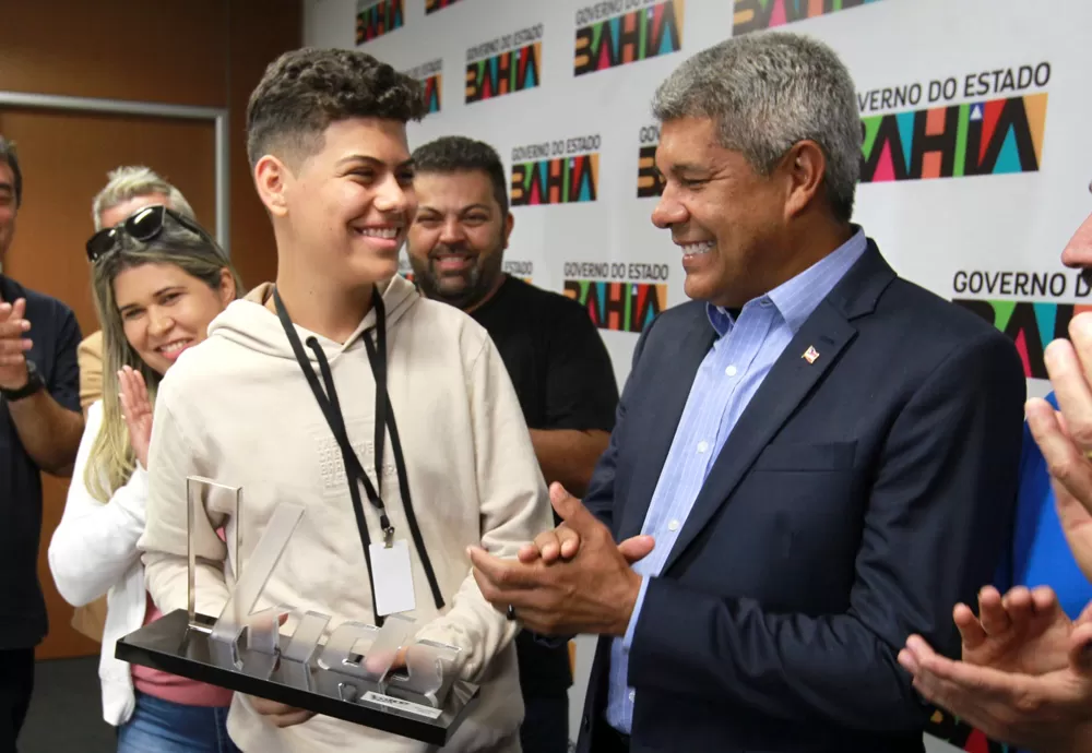 Vencedor do 'The Voice Brasil Kids' é recebido pelo governador Jerônimo