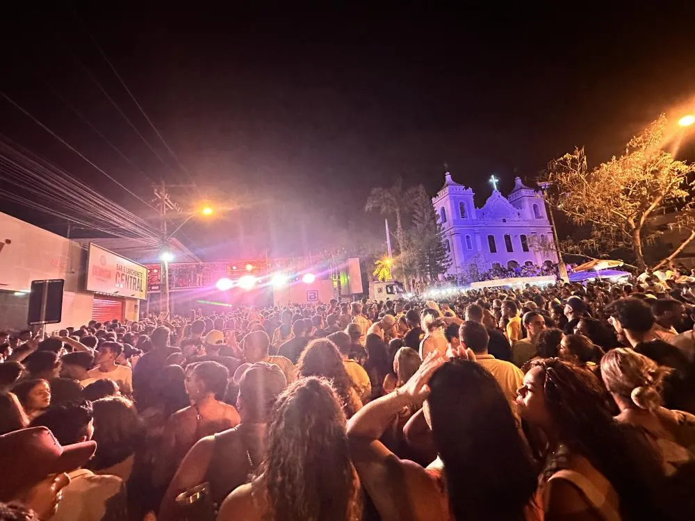 Multidão celebra vitória de Fabrício Abrantes com Bell Marques e Tayrone em Brumado