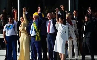 Lula sobe a rampa do Planalto e recebe faixa presidencial