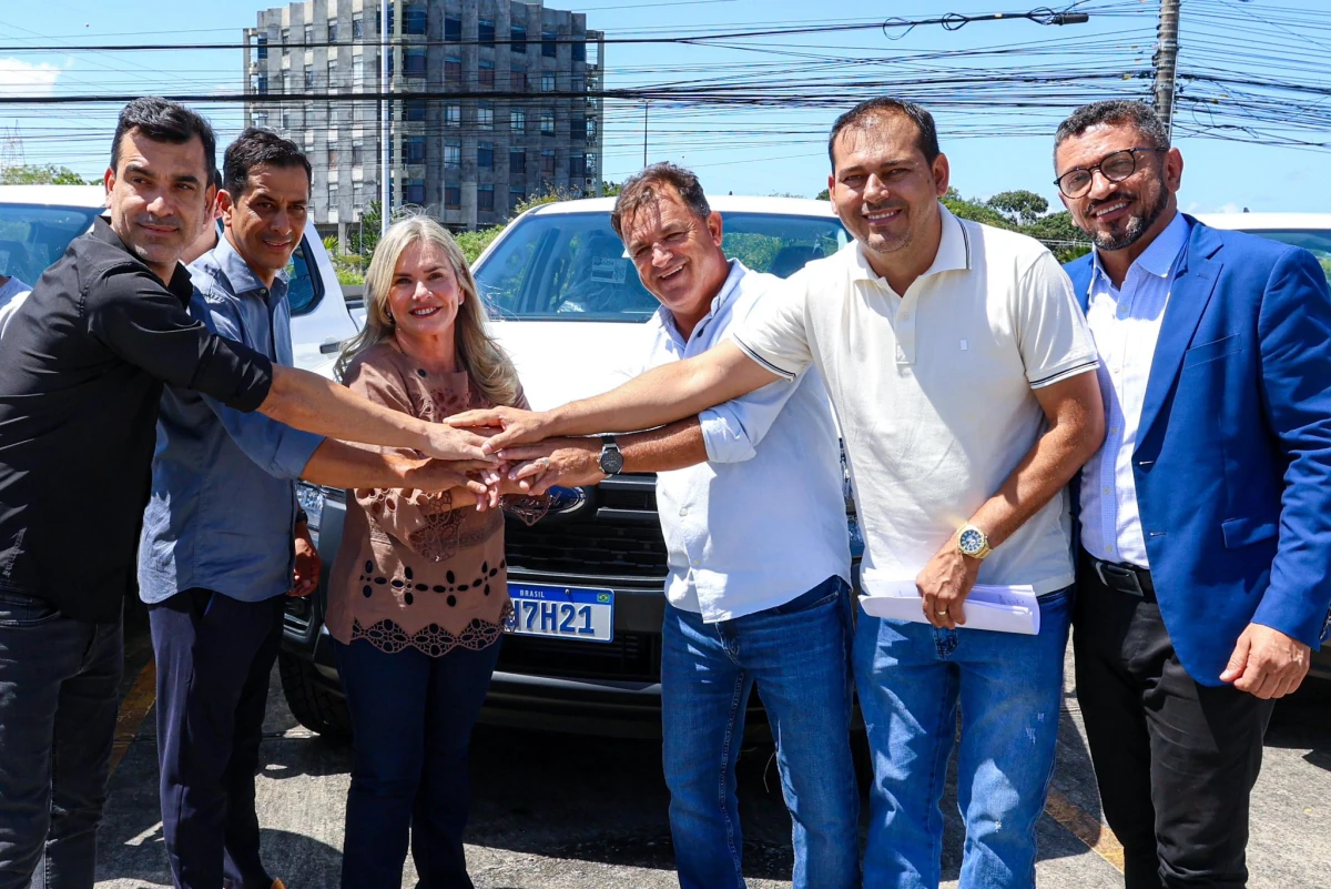 Ivana Bastos reforça saúde com entrega de ambulâncias e veículos para municípios