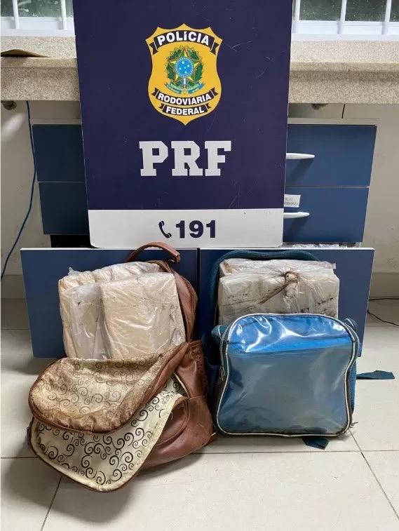 PRF apreende 18 kg de maconha durante abordagem a ônibus em Vitória da Conquista