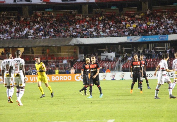Vitória perde para o São Paulo, por 3 a 0, no Morumbi