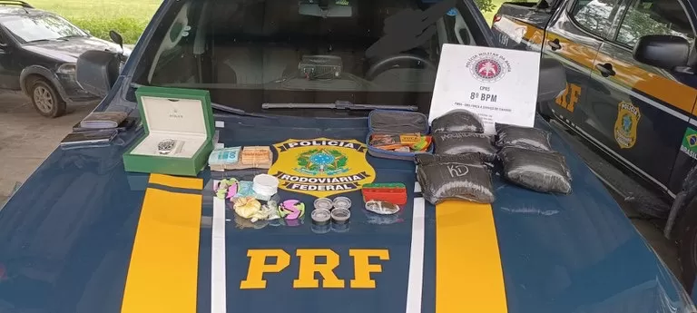 Pneu careca leva a prisão de traficante e apreensão de ROLEX, drogas, dinheiro e cartões bancários no Extremo Sul da Bahia