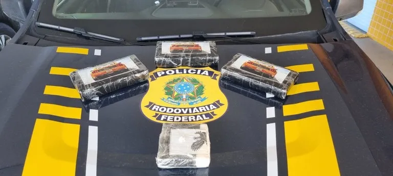 PRF apreende quase 4 kg de cocaína em ônibus durante fiscalização na BR-116, em Vitória da Conquista
