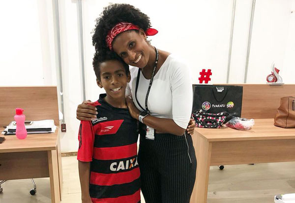 Garoto que foi impedido por segurança de comer em shopping de Salvador é incluído em programa do Vitória