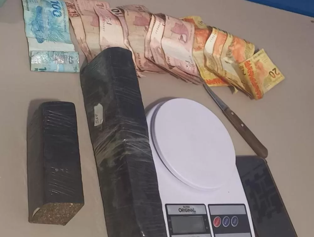 Policiais apreendem maconha e prendem traficante em Macaúbas