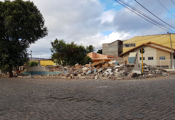 Brumado: antiga Escola Rotary é demolida para construção de praça