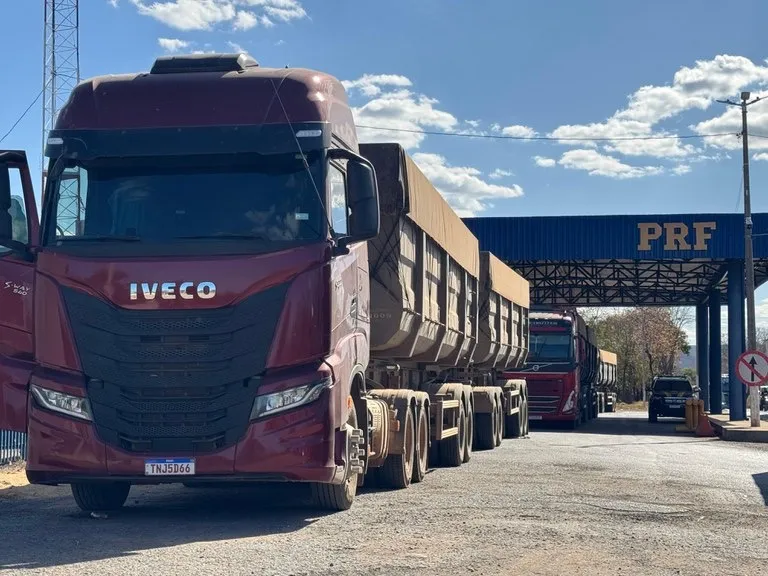PRF flagra excesso de peso e descumprimento do descanso obrigatório em Barreiras