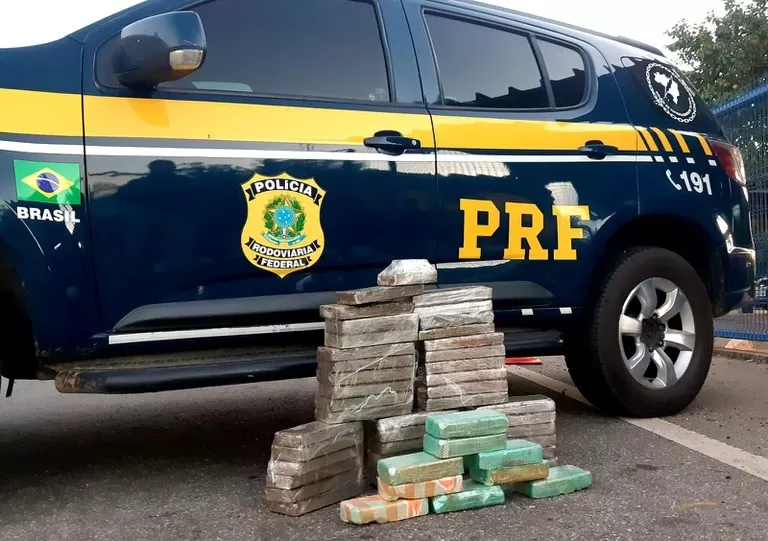 Homem é preso transportando maconha e cocaína dentro de ônibus na BR 116