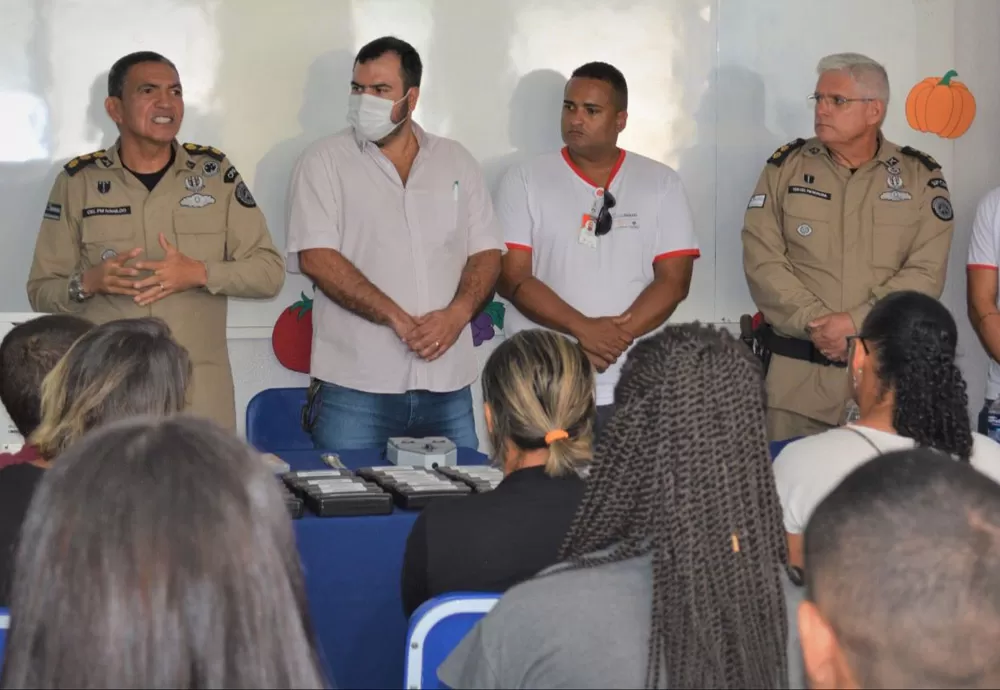 PM entrega 122 óculos de grau a alunos da zona rural de Conquista