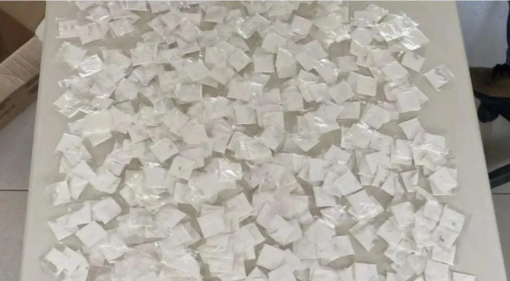 Polícia Rodoviária Estadual intercepta ônibus e apreende 1.000 saquinhos de cocaína em Caetité