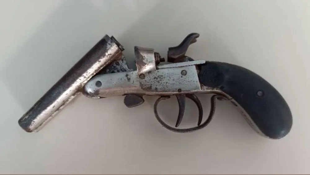 Adolescente é apreendido com arma de fogo em colégio de Urandi