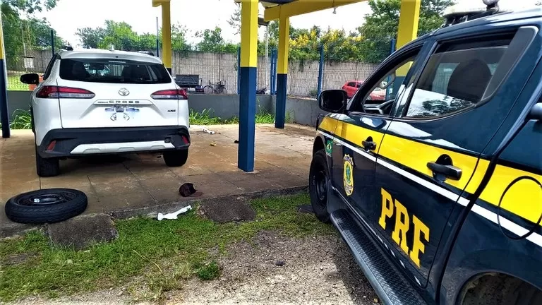 Empresário é flagrado com carro de luxo roubado e transportando drogas na BR 116