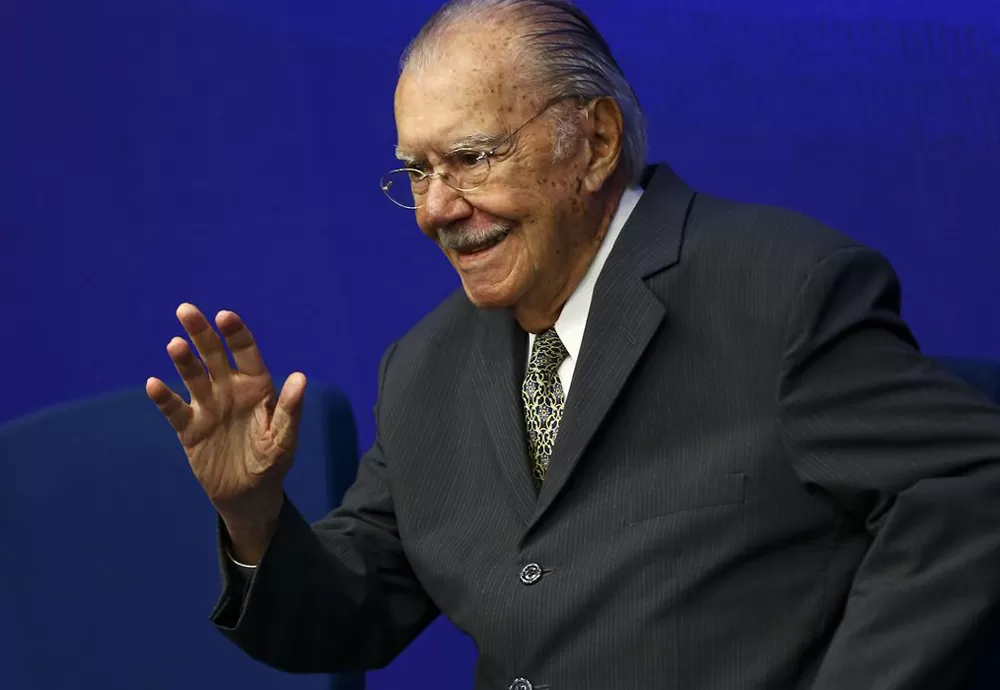 Ex-presidente José Sarney é internado após sofrer queda em casa