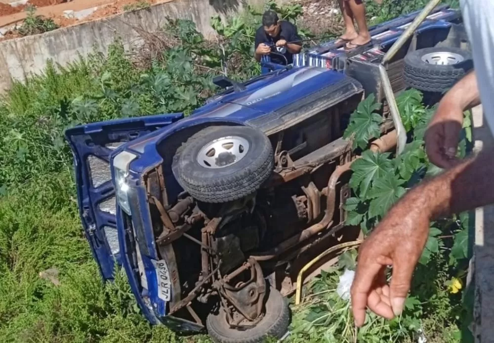 Veículo desgovernado atinge pedestre e cai de ponte em Brumado
