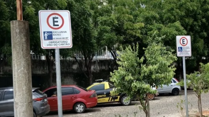 SMTT reforça sinalização no Hospital Municipal Professor Magalhães Neto e alerta para o uso correto de vagas exclusivas