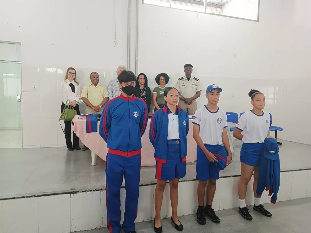 Prefeitura de Brumado entrega fardamentos cívico-militares a alunos e profissionais da educação