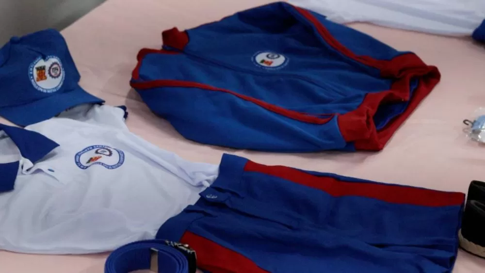 Prefeitura de Brumado entrega fardamentos cívico-militares a alunos e profissionais da educação