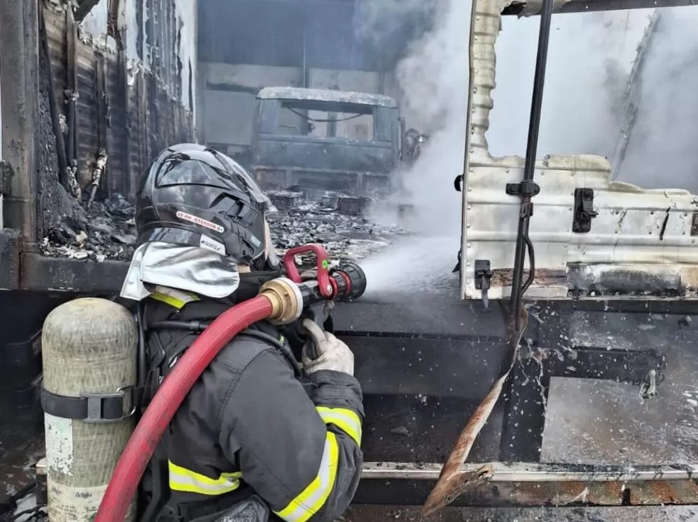 Bombeiros do 7º BBM debelam incêndio em garagem com 18 veículos em Vitória da Conquista