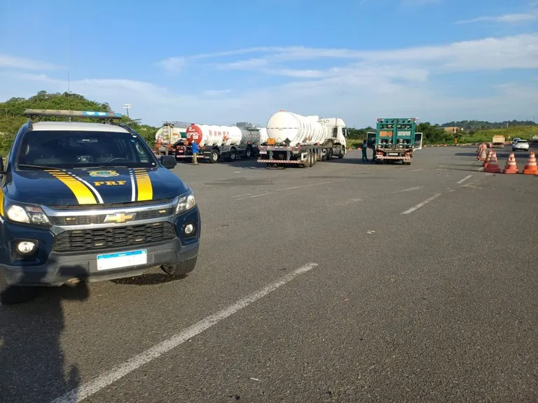 PRF intensifica fiscalização e aponta múltiplas irregularidades no transporte de produtos perigosos na Bahia