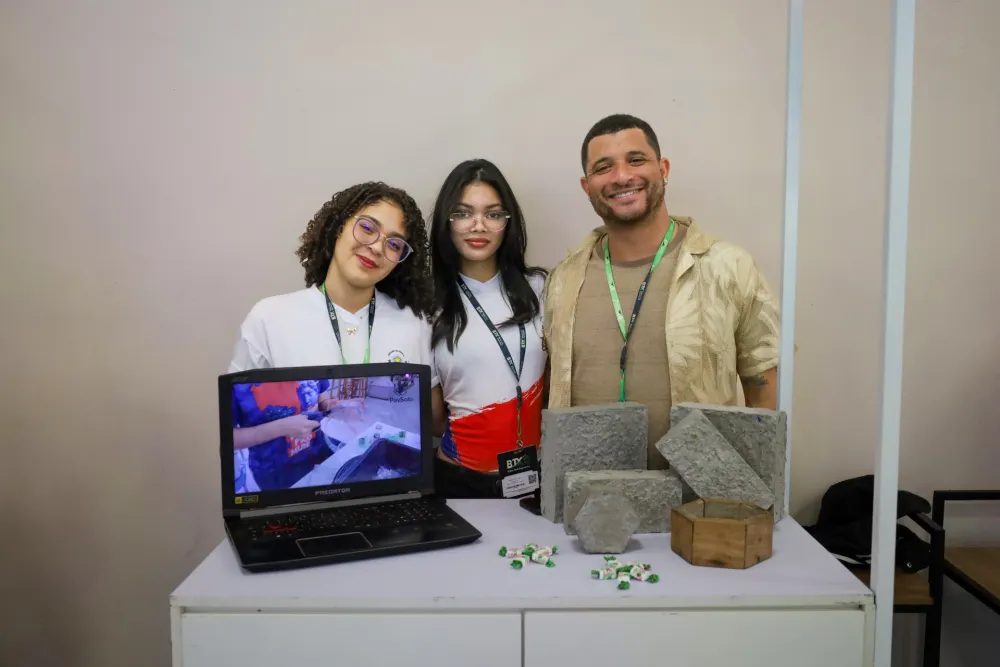 Estudantes de Conquista criam piso intertravado que substitui brita por plástico