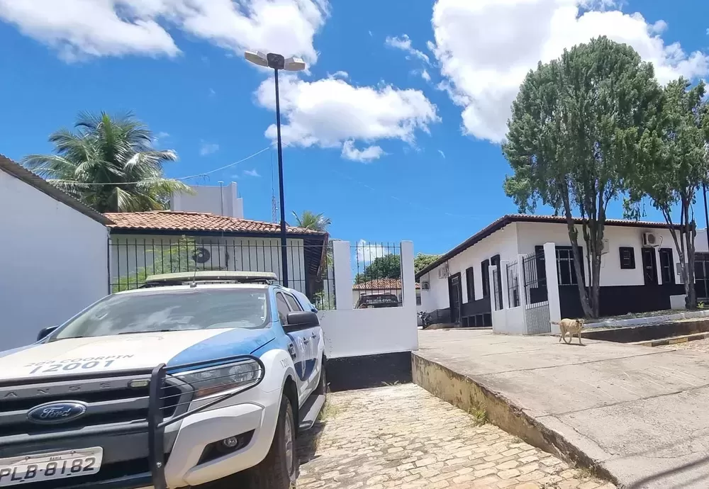 Homem é conduzido à delegacia de Brumado Após acusação de agredir companheira