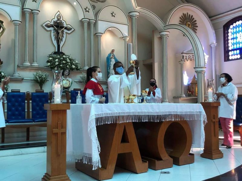 Fiéis católicos celebraram a solenidade da Santíssima Trindade