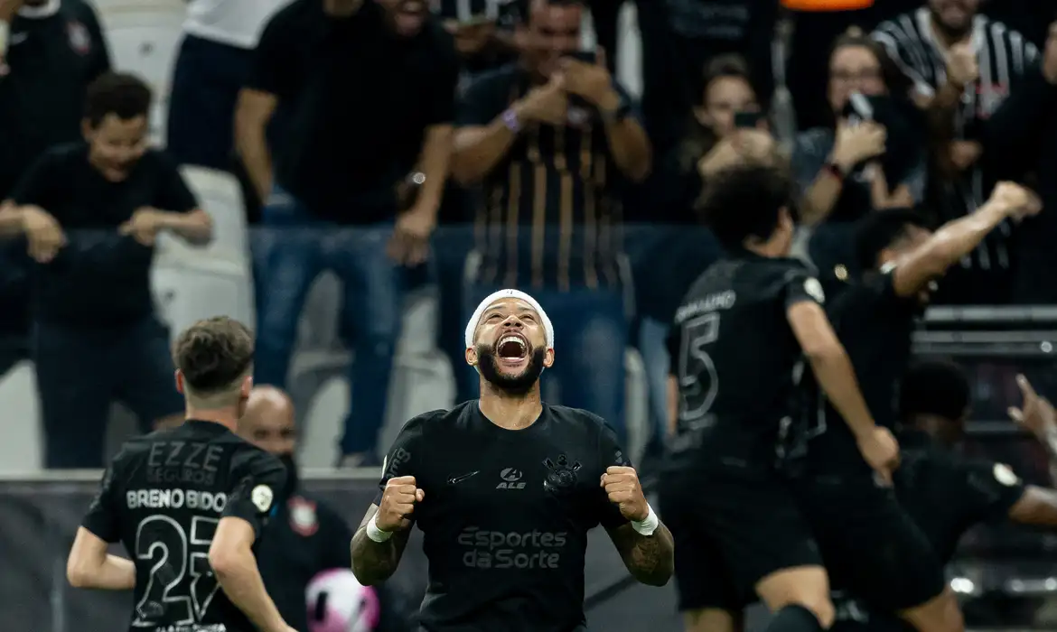 Depay brilha e Corinthians vence Bahia para ficar perto da Pré-Libertadores