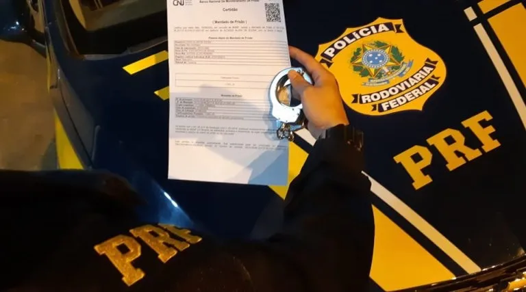 PRF cumpre mandado de prisão durante fiscalização de excesso de peso na BR-116 em Poções