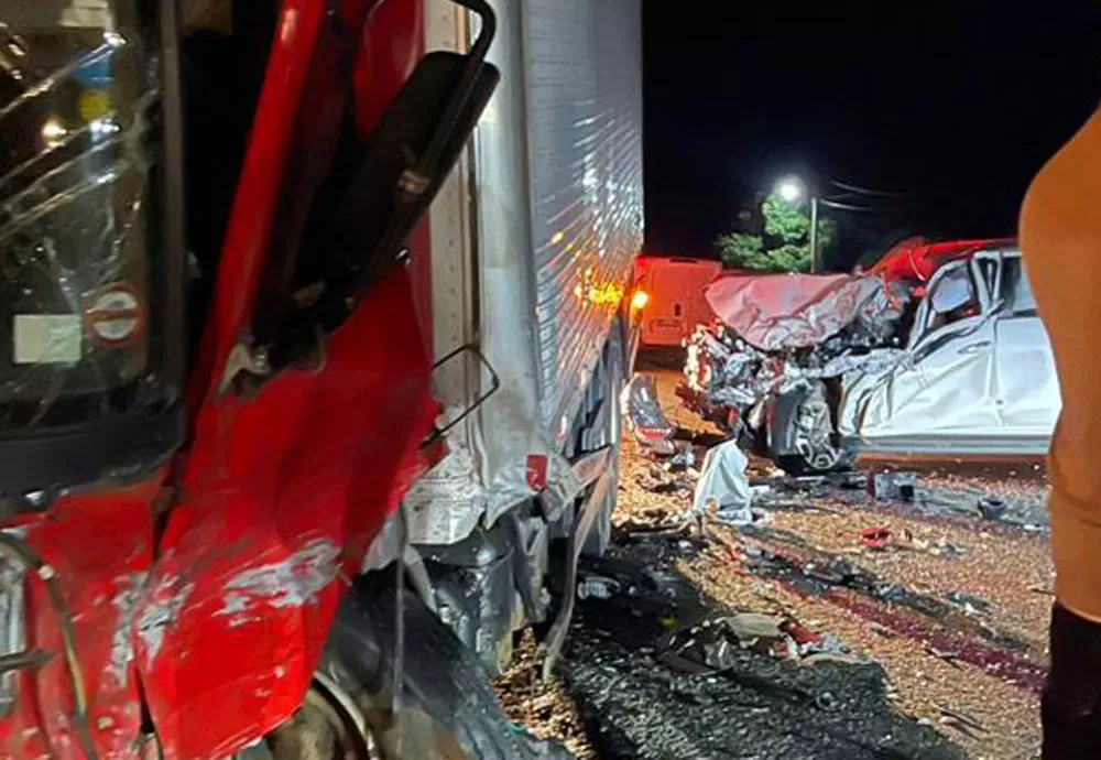 Brumado: Colisão entre picape e caminhão baú é registrado na BR-030