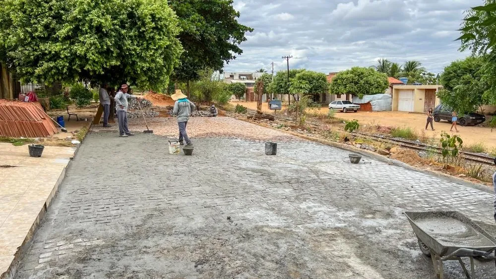 Prefeitura de Brumado intensifica obras de pavimentação e saneamento em diversos bairros da cidade