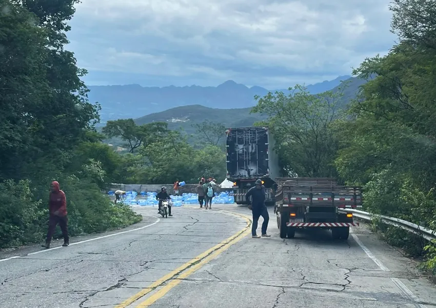 Caminhão sai da pista após perder controle na BA-148, na Serra das Almas