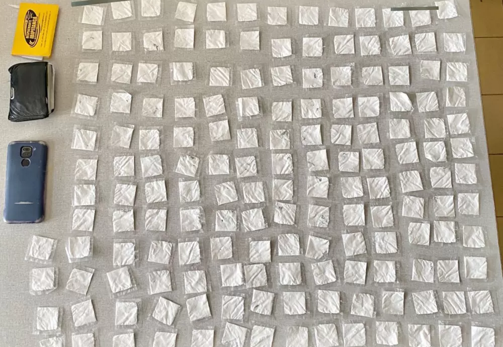 Blitz resulta na apreensão de 160 papelotes de cocaína na entrada de Ibititanga