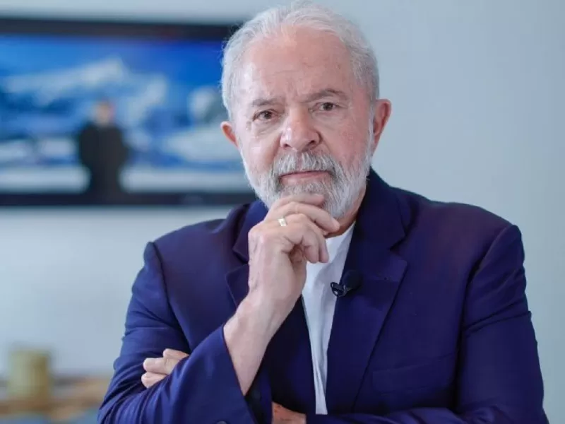 Lula fez cirurgia para retirada de lesão na laringe