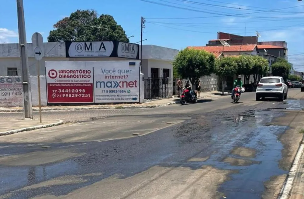 Brumado: Moradores sofrem com esgoto a céu aberto na Rua Plácidia Rizério e Avenida Dr. Guilherme Dias