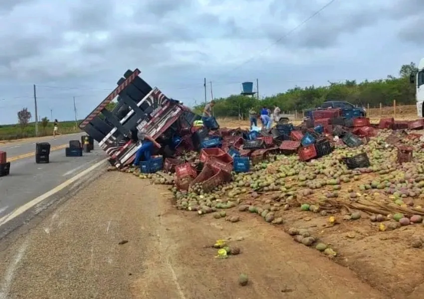 Caminhão carregado de mangas tomba na BR-030, em Caetité