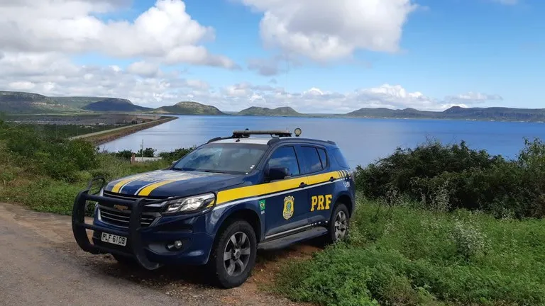 PRF apreende meio milhão de reais em espécie na BR-116 em Feira de Santana