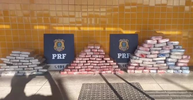 PRF apreende aproximadamente 130 kg de drogas com passageira de ônibus na BR 116 em Vitória da Conquista