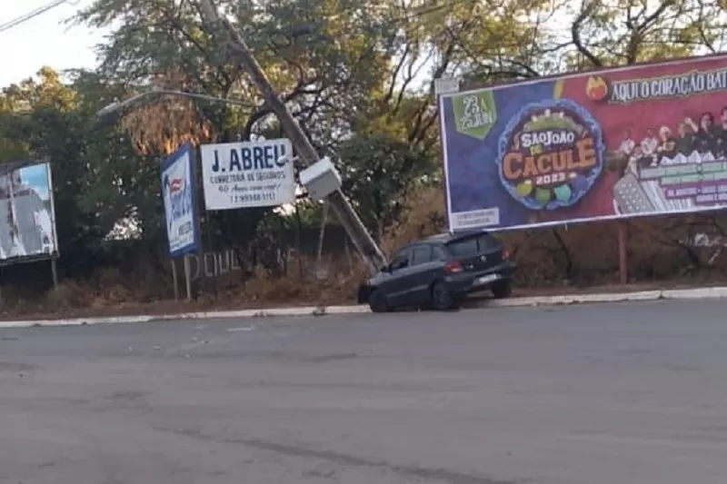 Veículo colide com poste de energia elétrica em Brumado