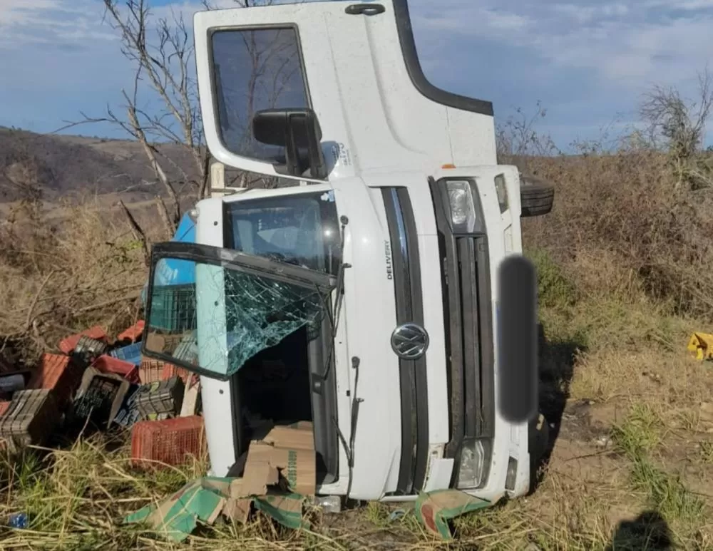 Acidente fatal na BA 262: Caminhão Capota e Homem de 82 anos não sobrevive 
